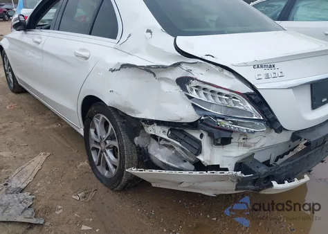 2016 Mercedes-Benz C 300 4Matic z USA, uszkodzony, nr VIN 55SWF4KB6GU098668